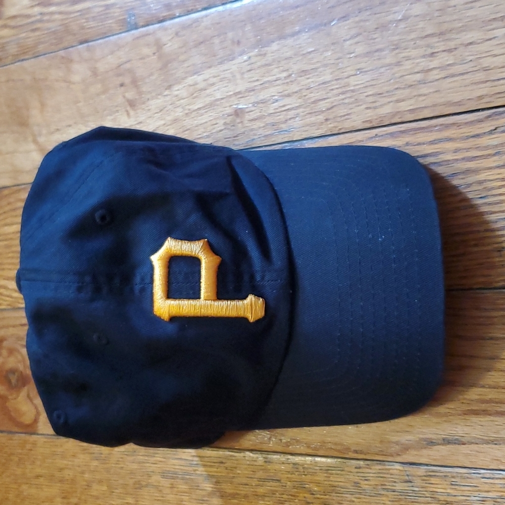 MLB Pittsburgh Pirates Dad Hat.  One Size adjustable.